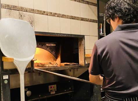 500度の石窯で焼き上げる本格ナポリピッツァ。生地は保存料や添加物を使用せず、自家製で練るモチモチの食感